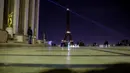 Lampu Menara Eiffel di Paris, dimatikan pada Rabu (21/10/2020). Kondisi gelap gulita itu untuk memberikan penghormatan terhadap Samuel Paty, seorang guru sejarah yang dipenggal kepalanya pada Jumat (16/10) lalu. (GEOFFROY VAN DER HASSELT / AFP)