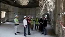 Sejumlah insinyur mendiskusikan perbaikan istana Darul Aman, Kabul, 2 Oktober 2016. Sejak emansipasi wanita berkembang, wanita punya kesempatan bekerja setara dengan pria. (REUTERS/Mohammad Ismail)