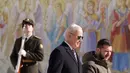 Presiden Ukraina Volodymyr Zelensky (kanan) bersama Presiden AS Joe Biden (tengah) saat setelah tiba di Kyiv, Ukraina pada 20 Februari 2023. Zelensky menyambut gembira kunjungan Presiden AS Joe Biden. Kedua presiden tersebut juga mengunjungi Wall of Remembrance of the Fallen for Ukraine di Kyiv. (Dimitar DILKOFF/AFP)