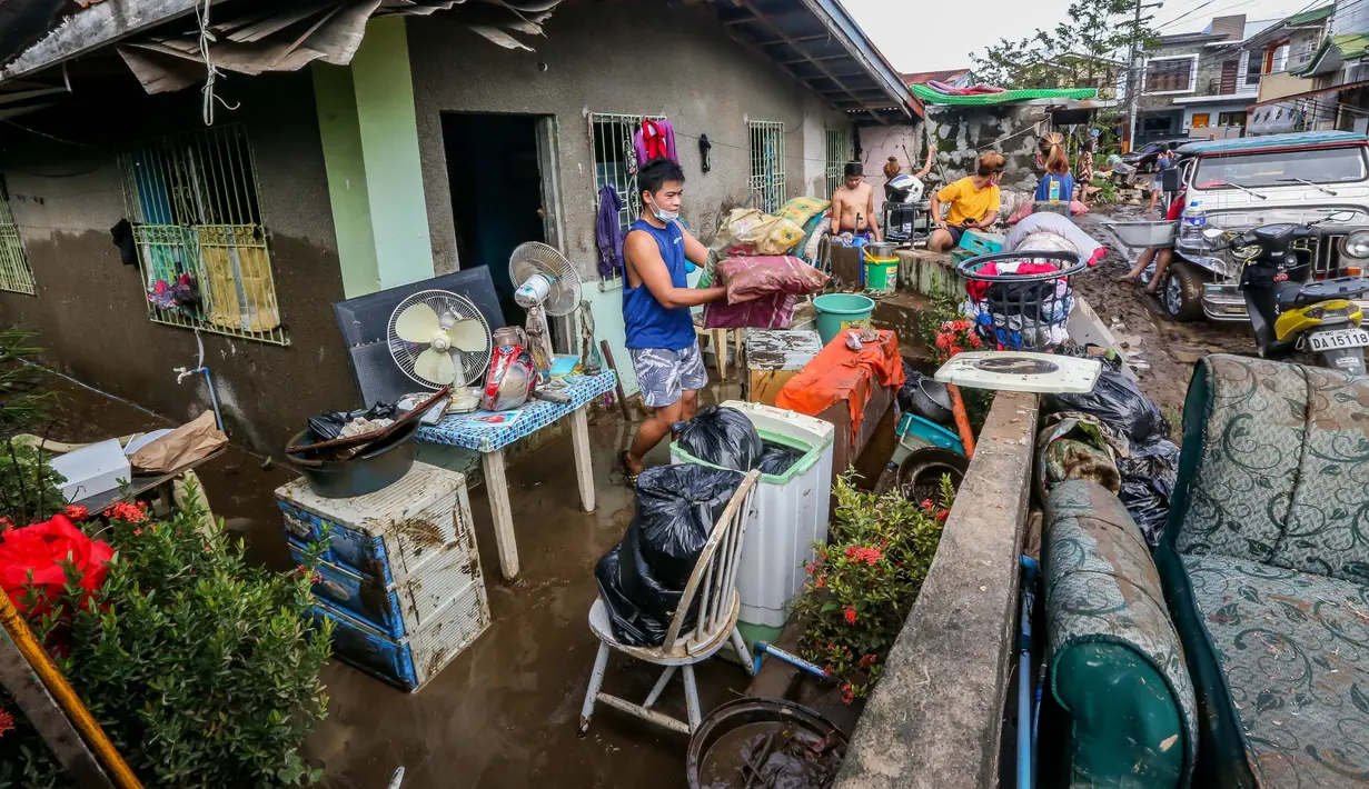 Warga menyelamatkan harta benda usai hujan deras yang dibawa Topan Goni memicu terjadinya banjir di Provinsi Batangas, Filipina, 2 November 2020. Hingga 2 November 2020, jumlah korban jiwa akibat Topan Goni yang melanda bagian selatan Luzon bertambah menjadi 16 orang. (Xinhua/Rouelle Umali)