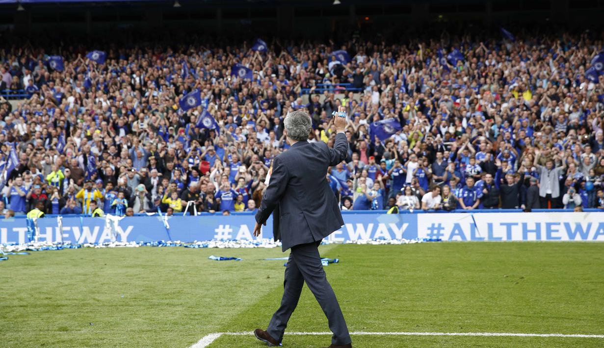 Jose Mourinho memberikan salam kepada suporter, Mourinho dipecat Chelsea setelah kalah dari Leicester City. (AFP Photo/Adria Dennis)