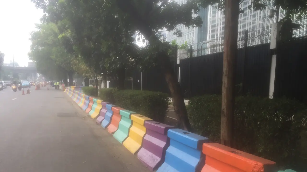 Separator di depan Kedubes Amerika Serikat di Jalan Medan Merdeka Selatan masih berwarna-warni pelangi.