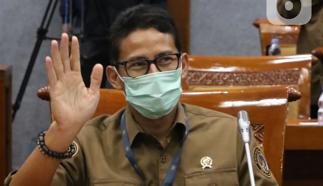 Menteri Pariwisata dan Ekonomi Kreatif Sandiaga Uno mengenakan masker saat Rapat Kerja dengan Komisi X di gedung DPR RI, Jakarta, Kamis (14/1/2021). Rapat dipimpin Ketua Komisi X Saiful Guda dari Fraksi PKB didampingi Hetifah Sjaifudian dari Fraksi Partai Golkar. (Liputan6.com/Angga Yuniar)