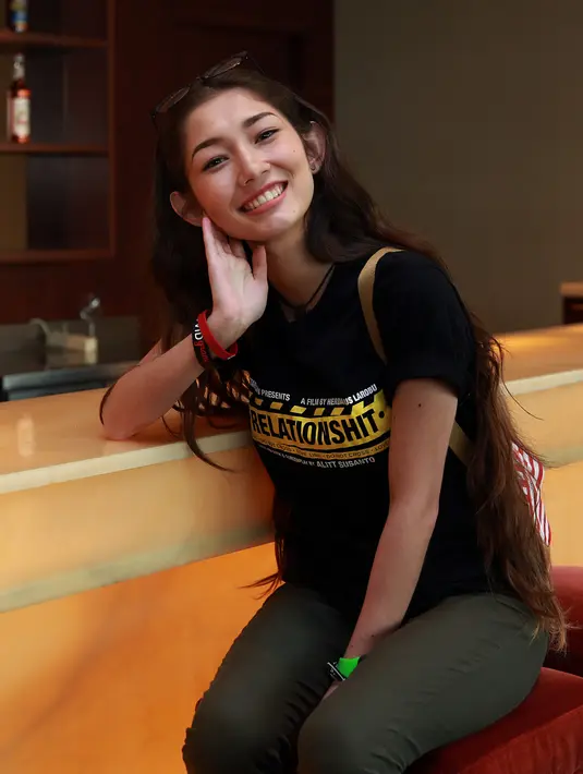 Di film ini Devina Aureel lebih banyak beradu akting dengan Bayu Skak yang memerankan tokoh supri, pria yang terobsesi untuk menjadi kekasih Ningsih. Karakter Ningsih yang pendiam memang sangat berbeda dengan dirinya. (Deki Prayoga/Bintang.com)