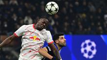 Bek RB Leipzig asal Prancis, Castello Lukeba, berebut bola dengan penyerang Inter Milan, Mehdi Taremi, dalam pertandingan Liga Champions di San Siro, 26 November 2024. (PIERO CRUCIATTI / AFP)