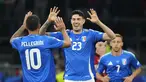 Bek Italia Alessandro Bastoni berselebrasi dengan Lorenzo Pellegrini setelah mencetak gol ke gawang Albania dalam pertandingan grup B Euro 2024 di stadion Signal Iduna Park, Minggu (16/6/2024) dini hari WIB. (AP Photo/Alessandra Tarantino)