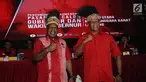 Jhon Wempi Wetipo (kiri) bersama Habel Melkias Suwae berfoto usai diumumkan maju menjadi Balon Cagub/Cawagub dalam Pilkada Papua 2018 oleh Ketua PDIP, Megawati Sukarnoputri di Jakarta, Kamis (4/1). (Liputan6.com/Helmi Fithriansyah)