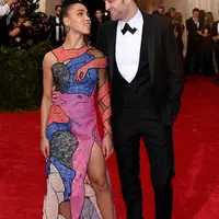 Kemesraan Robert Pattinson dan FKA Twigs di red carpet Met Gala 2015 (eonline.com)
