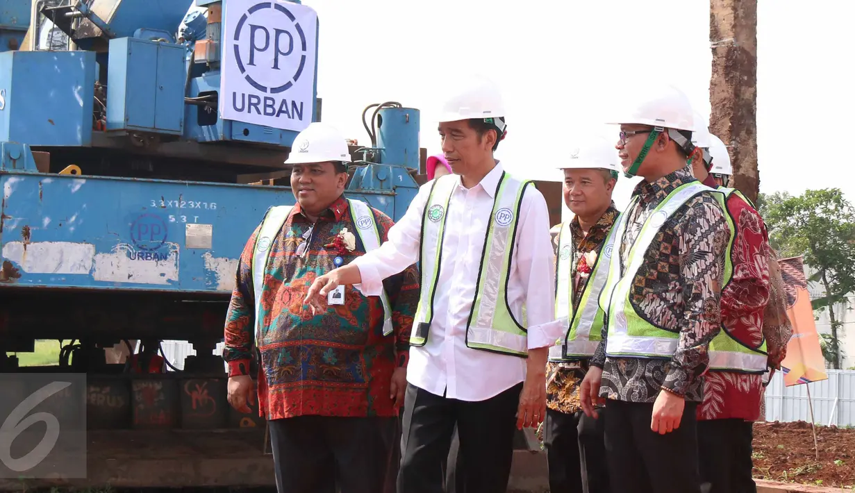 Presiden Jokowi saat meresmikan peletakan batu pertama pembangunan rusunami di Sarua Tangerang Selatan, Kamis (27/4). Luas bangunan tiap rumah itu 32 m, terdiri dari dua kamar tidur, satu kamar mandi, dapur dan ruang keluarga. (Liputan6.com/Angga Yuniar)