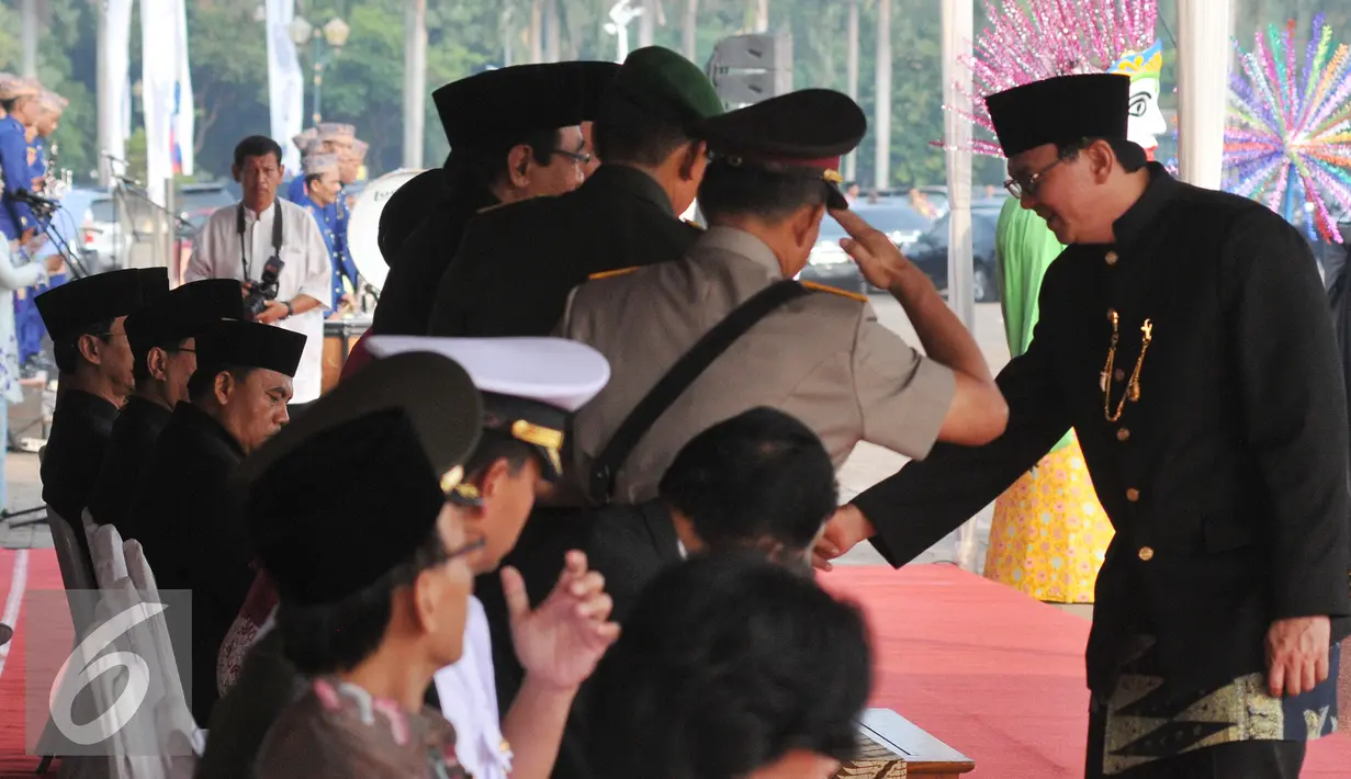 Gubernur DKI, Basuki T Purnama bersalaman dengan para pejabat saat menghadiri peringatan HUT Kota Jakarta ke-488 di Monas, Jakarta, Senin (22/6/2015). Ahok mengucapkan kekagumannya atas mulai berjalannya pelayanan PTSP. (Liputan6.com/Herman Zakharia)