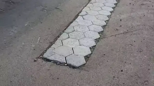 8 Potret Nyeleneh Tukang Pasang Paving di Jalan Ini Bikin Heran