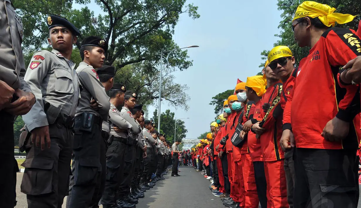 Puluhan personel kepolisian tampak mengamankan aksi demo di depan Istana Merdeka, Jakarta, (15/9/14). (Liputan6.com/Miftahul Hayat)