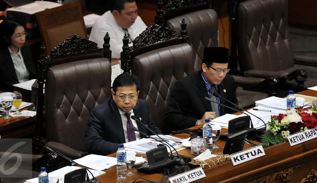 Ketua DPR Setya Novanto (kiri) bersama Ketua Rapat Taufik Kurniawan saat Rapat Paripurna Ke-9 di Kompleks Parlemen, Jakarta, Jumat (30/10/2015). Rapat juga dalam rangka pembentukan Panitia Khusus (Pansus) asap.(Liputan6.com/JohanTallo)