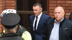 Ekspresi Wayne Rooney saat tiba di pengadilan Stockport Magpenrates di Stockport, Inggris (18/9). Sidang berlangsung sehari setelah Rooney tampil menghadapi mantan klubnya Manchester United di Premier League.  (AFP Photo/Oli Scarff)