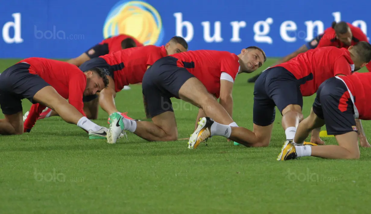 Kapten Serbia, Branislav Ivanovic, melakukan pemanasan saat latihan di Stadion Ernst Happel, Wina, Kamis (5/10/2017). Serbia akan menghadapi Austria pada laga kualifikasi Piala Dunia 2018. (Bola.com/Reza Khomaini)