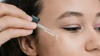 Cara menghilangkan flek hitam dengan skincare (pexels/Pavel Danilyuk).