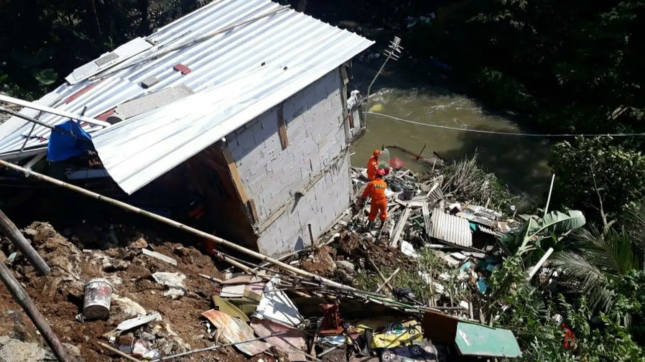 rumah longsor