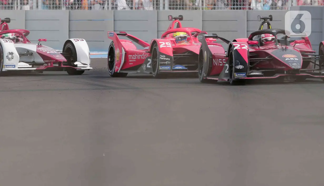 Pembalap Mahindra Racing Alexander Sims (tengah) beradu kecepatan pada balapan Formula E seri kesembilan di Jakarta International E-Prix Circuit (JIEC), Jakarta, Sabtu (4/6/2022). Pembalap Jaguar TCS Mitch Evans menjadi pemenang usai menjadi yang tercepat menyelesaikan putaran 40 lap dengan catatan waktu 48 menit 28, 424 detik. (Liputan6.com/Herman Zakharia)