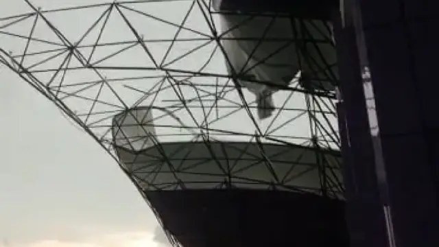 Angin puting beliung menerjang wilayah Kelapa Dua, Kabupaten Tangerang, pada Senin (30/3/2026) sore. Salah satunya membuat stadion Indomilk Arena mengalami kerusakan.