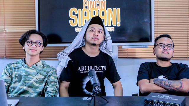 Gaya Tretan Muslim yang Selalu Pakai Peci