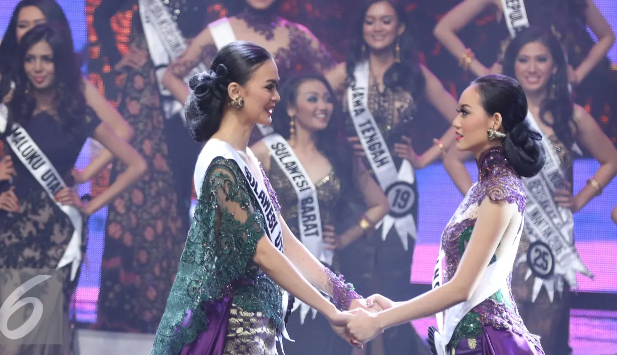 Finalis dari Sulawesi Utara Kezia Roslin (kiri) dan Finalis dari lampung Felicia saat menunggu keputusan juri dalam acara grand final Putri Indonesia 2016 di Jakarta Convention Center, Jakarta, Jumat (20/2/2016). (Liputan6.com/Herman Zakharia)