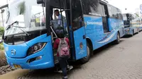 Calon penumpang menaiki bus TransJabodetabek Premium di Mega City, Bekasi Barat, Senin  (12/3). PT Transjakarta menyediakan 48 Bus TransJabodetabek Premium guna mendukung kebijakan ganjil genap di ruas Tol Jakarta-Cikampek. (Liputan6.com/Arya Manggala)