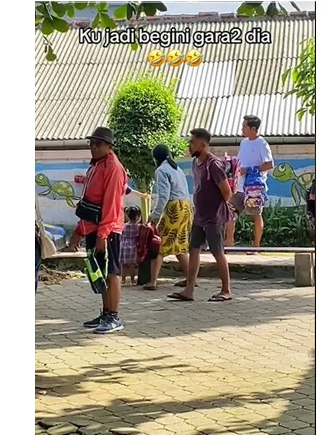 Momen Bapak-Bapak Jaga Anaknya di Sekolah TK, Tampil PD Bawa Tas Hello Kitty