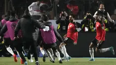 Pemain Mesir Mohamed Salah (tengah) bersama rekan satu timnya merayakan gol mereka ke gawang Senegal pada pertandingan kualifikasi Piala Dunia 2022 di Stadion Internasional Kairo, Kairo, Mesir, 25 Maret 2022. Mesir menang 1-0. (AP Photo/Amr Nabil)
