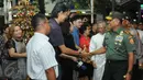 Panglima TNI Gatot Nurmantyo bersalaman dengan salah satu jemaat saat meghadiri misa natal di Gereja katedral, Jakarta, Sabtu (24/12). Kedatangannya unutk mengecek keamanan dan mengucapkan natal secara langsung kegereja. (Liputan6.com/Helmi Afandi)