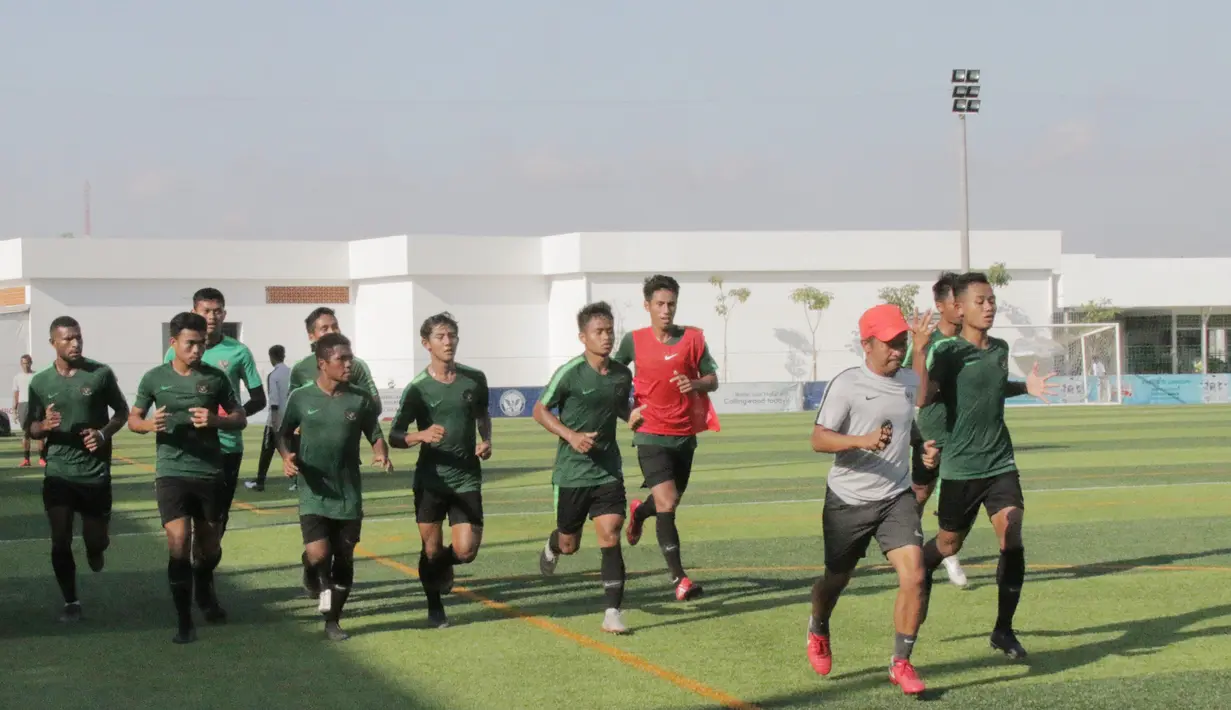 Para pemain Timnas Indonesia U-22 berlari santai saat latihan di Lapangan AUPP, Phnom Penh, Selasa (19/2). Latihan ini persiapan jelang laga Piala AFF U-22 melawan Malaysia. (Bola.com/Zulfirdaus Harahap)
