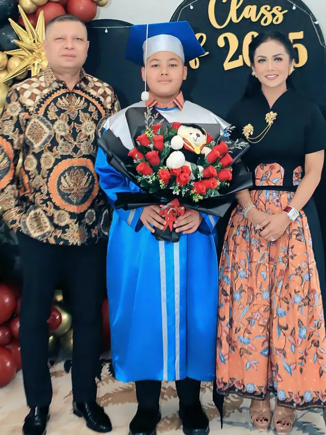 Krisdayanti dan Amora saat Hadir Wisuda Kellen. [@krisdayantilemos]