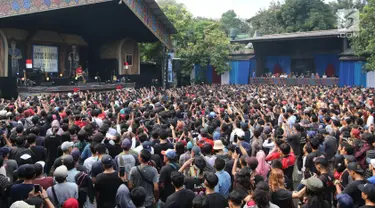 Ratusan penonton yang sebagian besar merupakan anggota komunitas Orang Indonesia (OI), kelompok penggemar Iwan Fals memadati  area Konser Situs Budaya di Panggung Kita, Depok, Sabtu (3/3). (Liputan6.com/Arya Manggala)