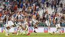 Pemain Juventus merayakan kemenangan atas Sassuolo dalam lanjutan Serie A di Juventus Stadium, Turin, Sabtu (10/9/2016). (AFP/Marco Bertorello)