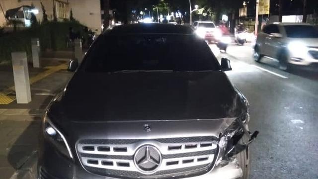 mobil mewah berjenis Mercedez Benz dengan nomer kendaraan B 166 BEY merupakan kendaraan milik Salshabilla Adriani (https://www.instagram.com/p/CI1NkUJAE7p/)