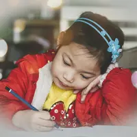 Ilustrasi anak menulis. Sumber foto: unsplash.com/Tong Nguyen Van.