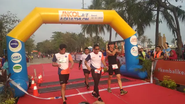 Bakal calon wakil presiden Sandiaga Uno mengikuti kompetisi multisport renang dan lari Aquathlon yang digelar di Pantai Lagoon, Ancol, Minggu (13/8/2018). (Liputan6.com/Moch Harun Syah)