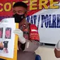 Polisi menangkap dua orang pelaku pembacokan pelajar SMP di Bekasi. (Liputan6.com/Bam Sinulingga)