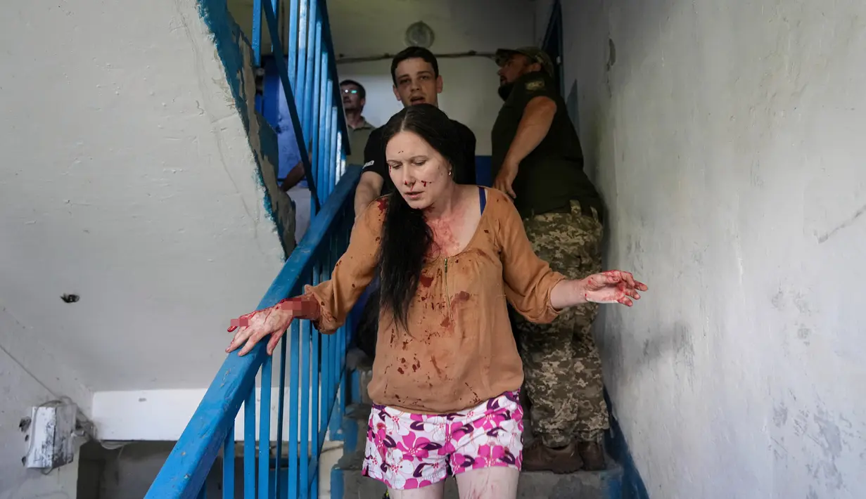 <p>Pasukan Rusia melancarkan serangan rudal ke bangunan sipil di Pervomaiskyi, distrik Lozova di wilayah Kharkiv. (AP Photo/Oleksandr Magula)</p>