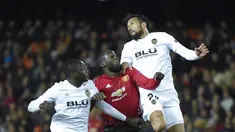 Romelu Lukaku berduel dengan bek Valencia, Ezequiel Garay pada laga terakhir grup H Liga Champions yang berlangsung di stadion Mestalla, Valencia, Rabu (13/12). Manchester United kalah 1-2 atas Valencia. (AFP/Jose Jordan)