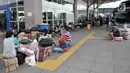 Suasana saat penumpang menunggu bus di Terminal Pulo Gebang, Jakarta, Minggu (3/6). Meski Hari Raya Idul Fitri masih 12 hari lagi, para pemudik mulai terlihat memenuhi Terminal Pulo Gebang. (Merdeka.com/Iqbal Nugroho)