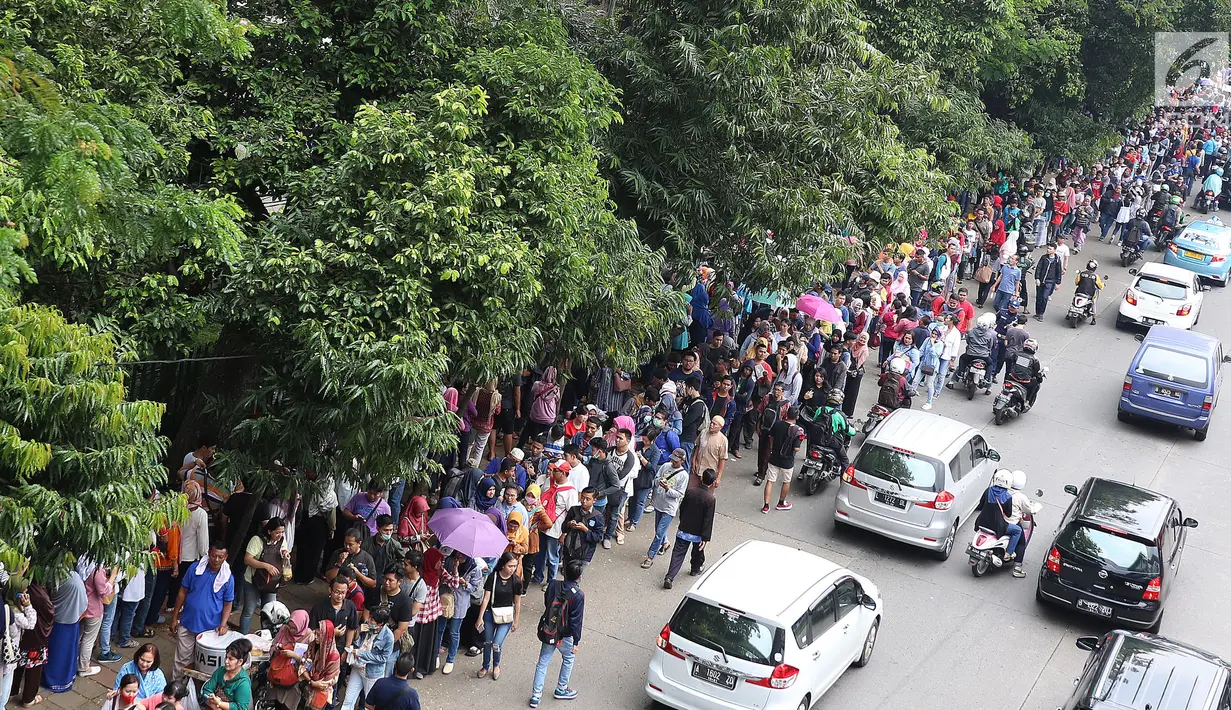 Antrean pengunjung untuk memasuki KAI Travel Fair 2017  mengular hingga ke jalan raya di lokasi acara, JCC Senayan, Jakarta, Sabtu (29/7). Mereka mengantre tiket kereta api diskon yang diselenggarakan oleh PT KAI. (Liputan6.com/Angga Yuniar)