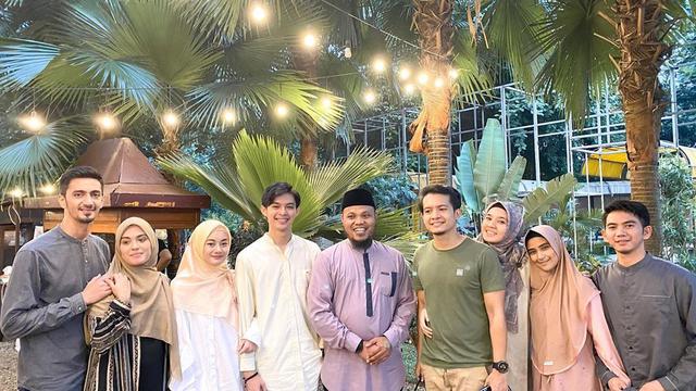 Main Film Bareng Ini 6 Potret Dinda Hauw Dan Dhini Aminarti Bersama Suami Hot Liputan6 Com