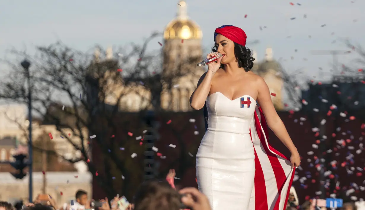 Katy Perry bernyanyi saat kampanye Kandidat Presiden AS, Hillary Clinton di Des Moines , Iowa , Sabtu (24/10/ 2015). Kehadiran Katy Perry membuat kampanye Hillary disambut dengan antusias oleh warga.  (REUTERS / Scott Morgan)