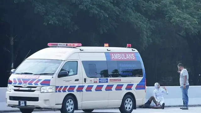 Dipuji Warganet, Aksi Perawat Bantu Korban Kecelakaan Sepulang Shift Malam