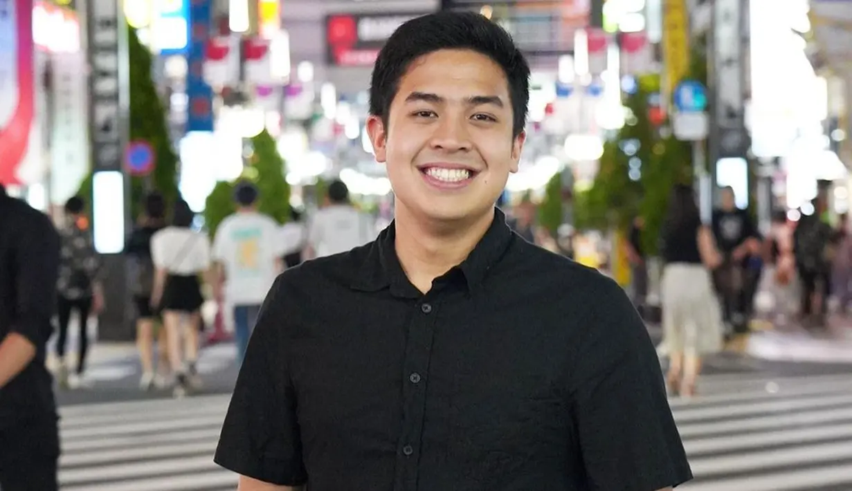 Di beberapa kesempatan, Jerome Polin sendiri memang kerap terlihat menggunakan kemeja. Namun, meski tampil dengan kemeja, ia juga tetap memadukan penampilan dengan celana jeans agar tetap terlihat santai namun rapi. (Liputan6.com/IG/@jeromepolin)