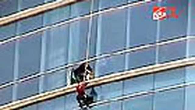 Operator Gondola Selamat Berkat Tali Pengaman