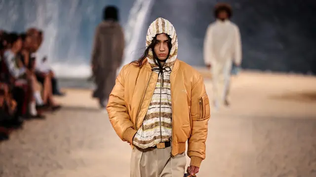 Louis Vuitton Hadirkan Ombak Buatan 26 Kaki ke Runway di Malam Terpanas Paris