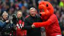 Sir Alex Ferguson. Pelatih asal Skotlandia berusia 79 tahun yang memutuskan meninggalkan Manchester United pada Mei 2013, mengoleksi raihan 500 gol di Liga Inggris dalam 265 laga. Ia melakukannya hanya bersama Setan Merah yang ditanganinya sejak November 1986 hingga Mei 2013. (AFP/Andrew Yates)