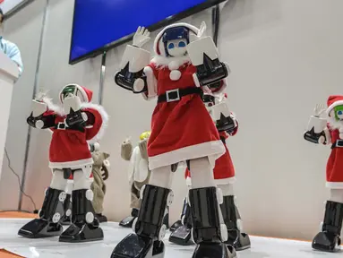 Robot-robot mengenakan kostum Sinterklas dan melakukan tarian di "Sagami Robot Town" di Tokyo International Exhibition Center di Tokyo pada tanggal 29 November 2023. (Richard A. Brooks/AFP)