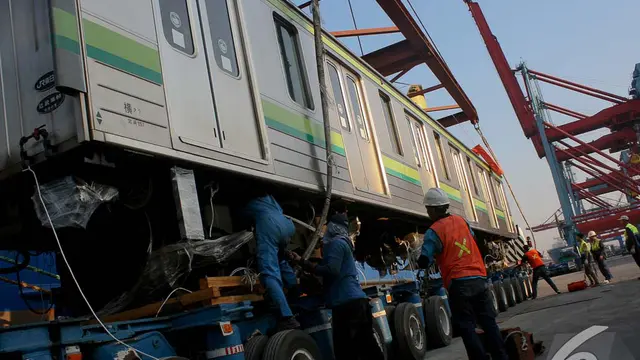 32 KRL Buatan Jepang Tiba Di Tanjung Priok